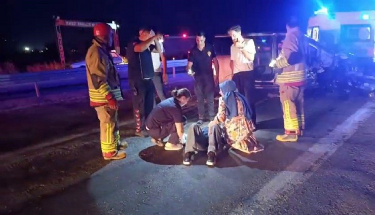 Manisa'da traktöre çarpan araçta 4 kişi yaralandı