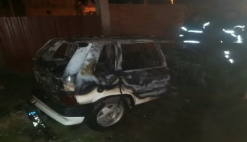 Afyonkarahisar'da park halindeki otomobil alev aldı