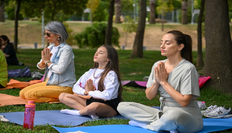 Bornova'da kadınlar yoga ve meditasyon etkinliğinde buluştu