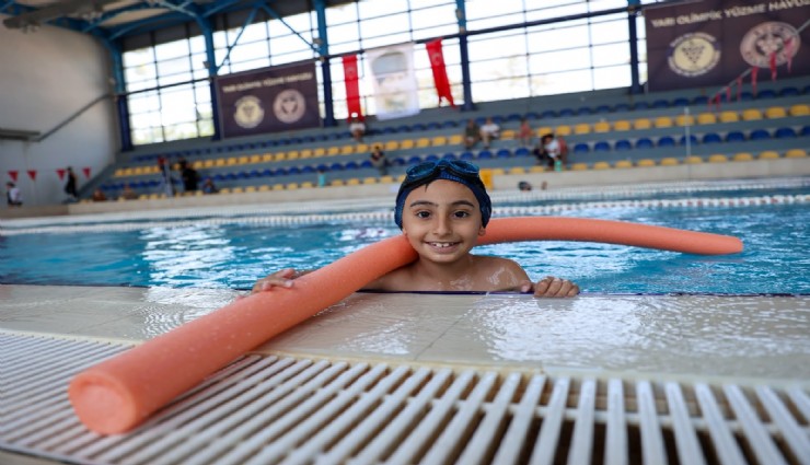 Buca'da minik yüzücüler yetişiyor