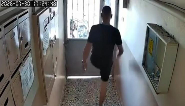 Bursa'da kurye kapıyı tekmeleyerek açtı