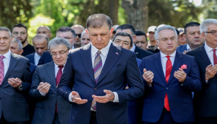 Cemil Tugay, 15 Temmuz'da Kadifekale Şehitliği'ni ziyaret etti
