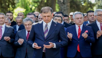Cemil Tugay, 15 Temmuz'da Kadifekale Şehitliği'ni ziyaret etti