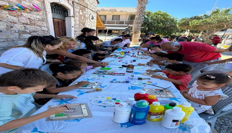 Çeşme'de çocuklar yazı sanat ve eğlenceyle geçiriyor