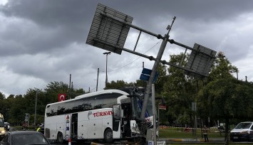 İstanbul'da yolcu otobüsü levhaya çarptı: 30 yaralı
