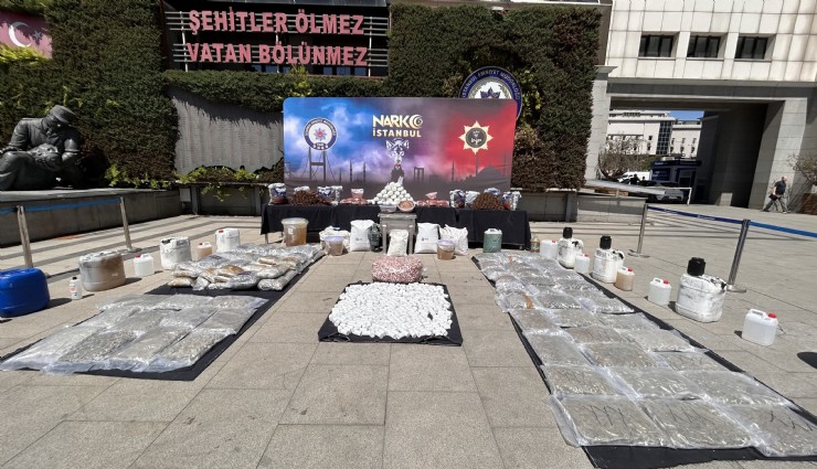 İstanbul merkezli operasyonlarda ele geçirilen 1 tondan fazla uyuşturucu sergilendi