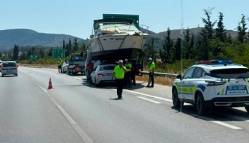 İzmir’de şaşkına çeviren kaza: Otomobil tekneyle çarpıştı