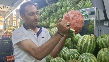 Karpuzu tek hamlede soydu, sosyal medyada gündem oldu