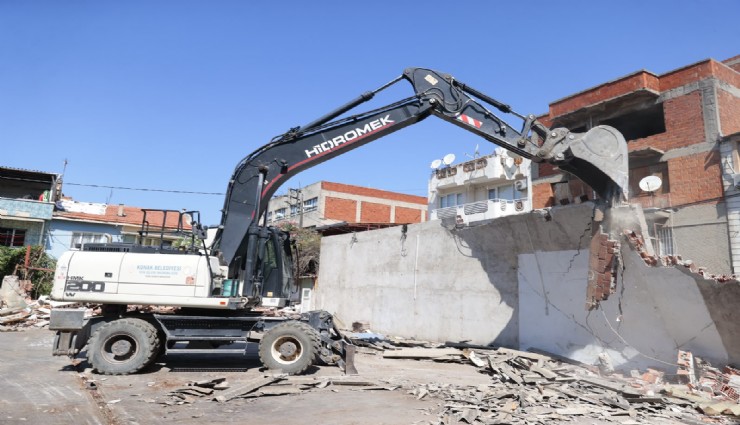 Konak'ta kaçak yapılara yıkım