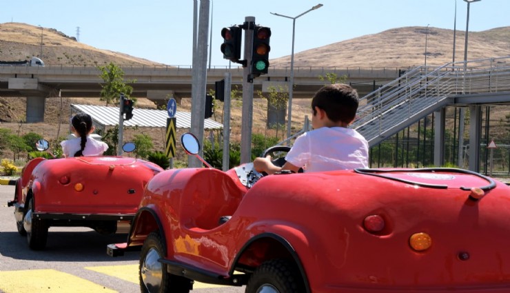 Menemen'de minikler direksiyon başına geçmeden trafik kurallarını öğreniyor