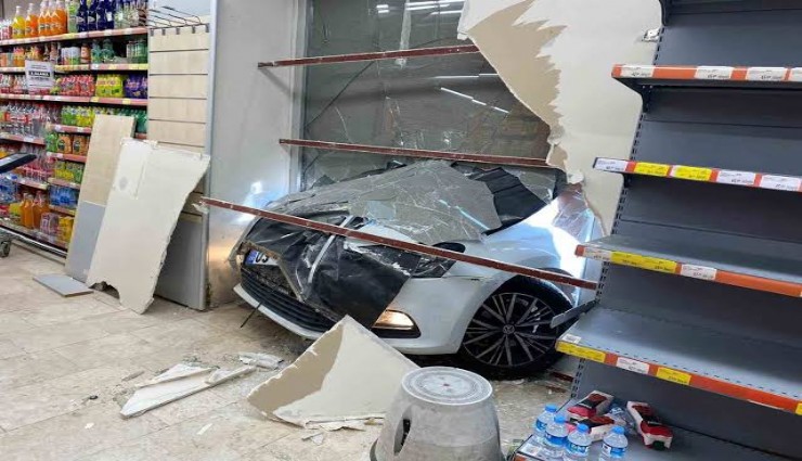 Muğla'da faciadan dönüldü: Otomobil markete daldı
