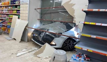 Muğla'da faciadan dönüldü: Otomobil markete daldı