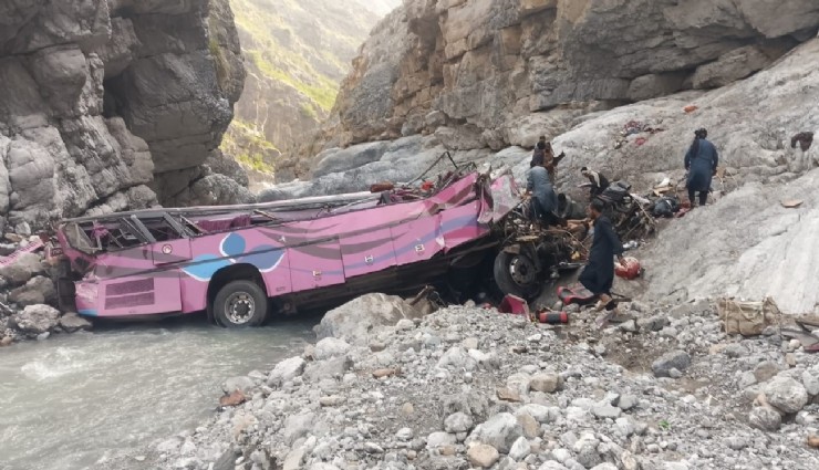 Pakistan'da yolcu otobüsü dev çukura uçtu: 40 ölü