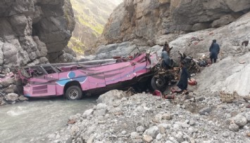 Pakistan'da yolcu otobüsü dev çukura uçtu: 40 ölü