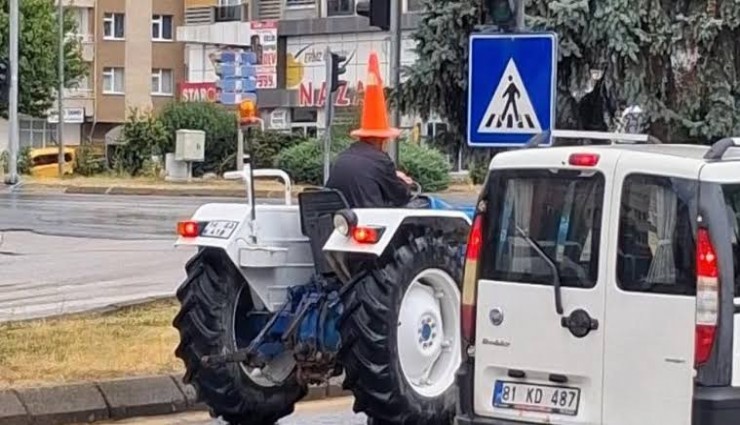 Sağanakta ilginç çözüm: Trafik dubasını şapka yaptı