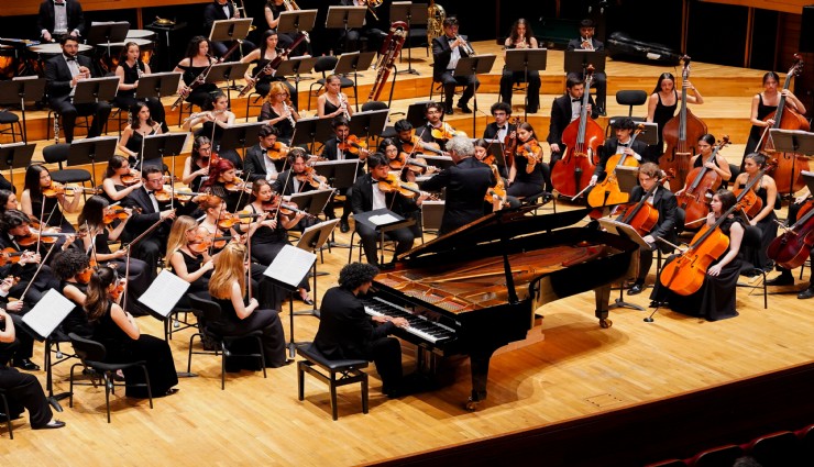 Türkiye Gençlik Filarmoni Orkestrası, 20. yıl turnesinde İzmir'de sahne aldı