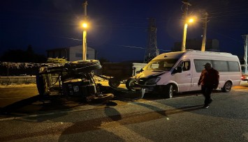 Afyonkarahisar'da feci kaza: Minibüsle traktör çarpıştı