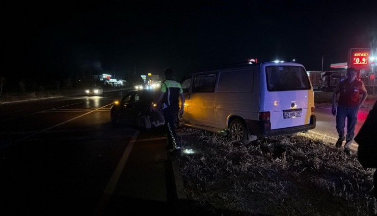 Afyonkarahisar'da kamyonet ile otomobil çarpıştı: 11 yaralı