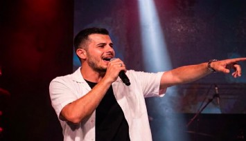 Alaaddin Kahya İzmir’deki büyük konserde müzik dünyasını sallayan duruş