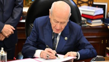 Bahçeli'den 'Terörsüz Türkiye' mesajı: Çerçeve yasaya ilk imzayı attı