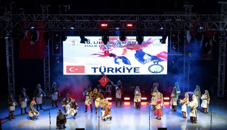 Balçova’da 30 Ağustos kutlamasına dünya dansları damga vurdu