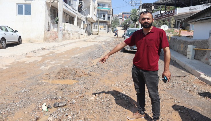Bayraklı'da bozuk ve çamurlu yollar vatandaşı çileden çıkardı