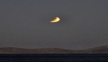 Bodrum’da ay tutulması büyüledi: Gökyüzü kızıl renge büründü