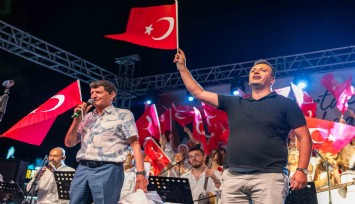 Bornova’da 30 Ağustos coşkusu Büyükpark’ta yaşandı: Binlerce kişi buluştu