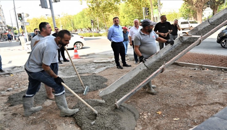 Bornova’nın önemli caddesine modern dokunuş: Kaldırımlar yenileniyor