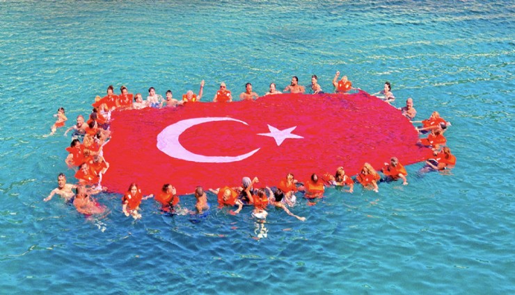 Çeşme’de Zafer Bayramı’nı denizin ortasında kutladılar