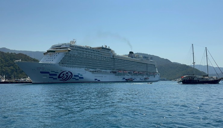 Dev kruvaziyer, Marmaris'e 3 bin 700 turist getirdi