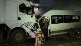 Hatay'da işçi servisi ile tır çarpıştı: 1 ölü, 15 yaralı