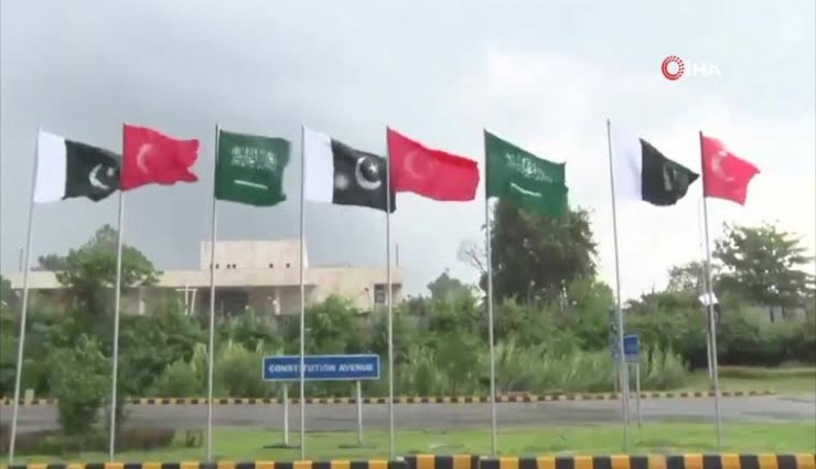 İslamabad'da Pakistan, Türkiye ve Suudi Arabistan bayrakları