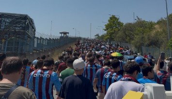İstanbul’da Salah izdihamı: On binlerce Trabzonspor taraftarı yıldız futbolcuyu karşılamaya koştu