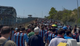 İstanbul’da Salah izdihamı: On binlerce Trabzonspor taraftarı yıldız futbolcuyu karşılamaya koştu