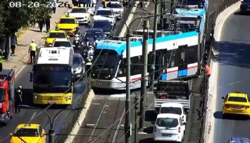 İstanbul'da tramvay raydan çıktı: Yolcular tahliye edildi