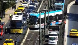 İstanbul'da tramvay raydan çıktı: Yolcular tahliye edildi
