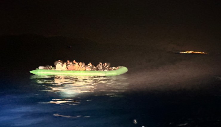 İzmir açıklarında 29 düzensiz göçmen yakalandı