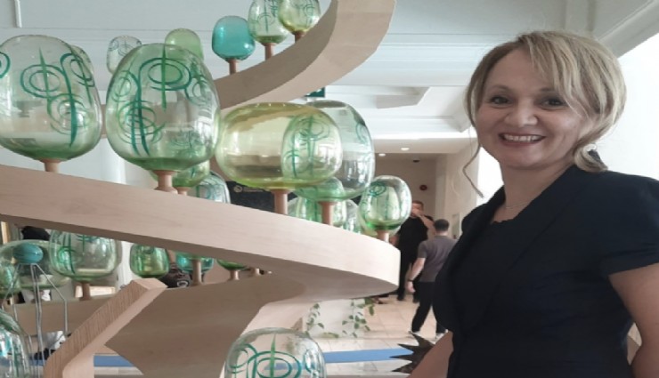 İzmirli sanatçı Ayşegül Akçay Uçak’a sıfır atık sanat yarışmasında birincilik