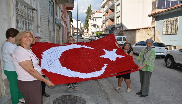 Kadınlar ilmek ilmek ördü: Demirci’de dev Türk bayrağı gururu
