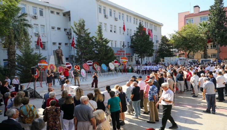Karşıyaka’da 30 Ağustos coşkusu çelenk töreniyle başladı
