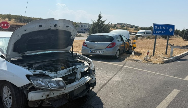 Kula’da feci kaza: Kavşakta çarpışan araçlar savruldu