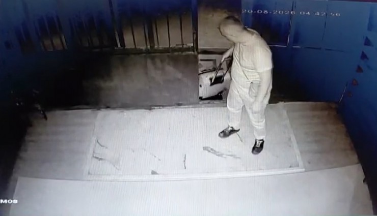 Manisa'da cami cami dolaşan ayakkabı hırsızı takiple yakalandı