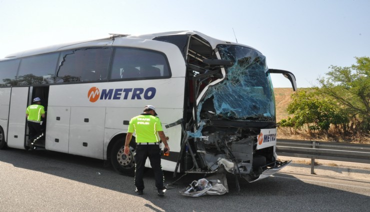 Manisa'da feci kaza: Yolcu otobüsü iş makinesine çarptı