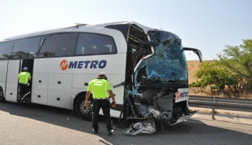 Manisa'da feci kaza: Yolcu otobüsü iş makinesine çarptı