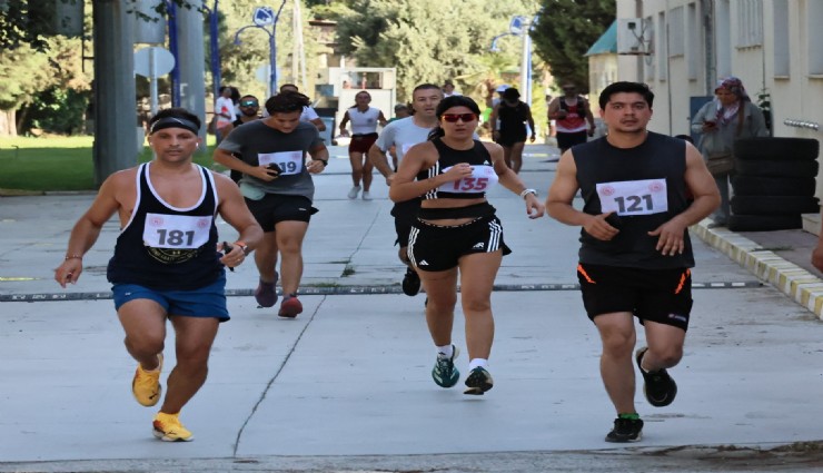 Manisa’da zafer koşusuna her yaştan katılım: 9’dan 86’ya 550 kişi koştu