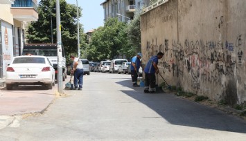 Menderes'te caddeler için kapsamlı temizlik çalışması