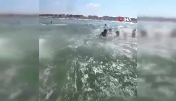 Sakarya'da korku dolu anlar: Dalgalara kapılan 3 kişi kurtarıldı