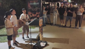 Şehir şehir gezerek sokak müziği yapan minik ikizlerin yeni durağı Kütahya oldu