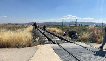 Tren pat pata çarptı: 1 ölü, 2 yaralı